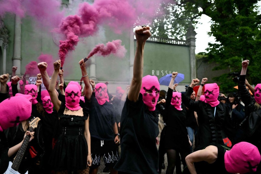 「プッシー・ライオット（Pussy Riot）」と「フェメン（FEMEN）」の活動家たちが6日、ロシア館前でデモを行っている。［AFP＝聯合ニュース］