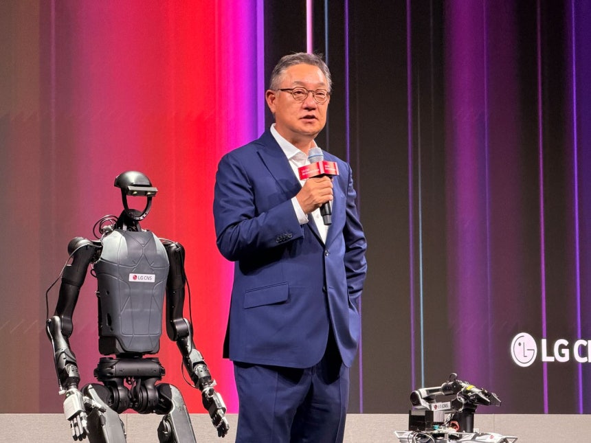 玄晨均（ヒョン・シンギュン）LG CNS代表が7日、ソウル麻谷（マゴク）LGサイエンスパークでロボット学習・運営プラットホーム「フィジカルワークス」について紹介している。［聯合ニュース］