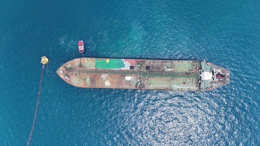 先月24日、ホルムズ海峡近隣であるイラク南部海岸原油ターミナルでタンカーが原油を積載している。ロイター＝聯合ニュース
