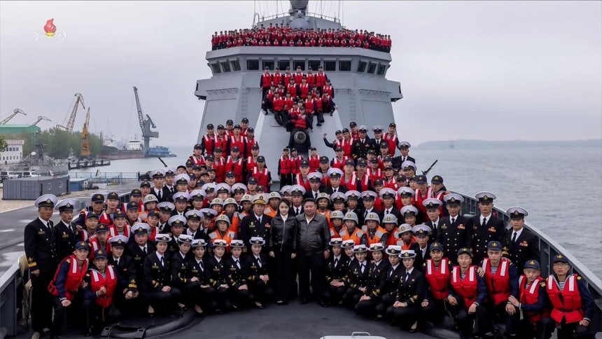 北朝鮮の金正恩（キム・ジョンウン）国務委員長が7日、駆逐艦「崔賢（チェ・ヒョン）」に搭乗して機動能力試験を参観したと、朝鮮中央テレビが8日報じた。金委員長は前日、軍需工業企業所も訪問し、新型自走平曲射砲の生産実態も点検した。写真の真ん中は駆逐艦で記念撮影をする金委員長と娘ジュエ氏。 ［朝鮮中央テレビ＝聯合ニュース］