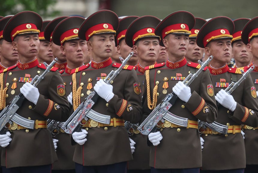 モスクワで9日に行われた戦勝記念日の軍事パレードに北朝鮮軍が参加した。［写真 AP＝聯合ニュース］