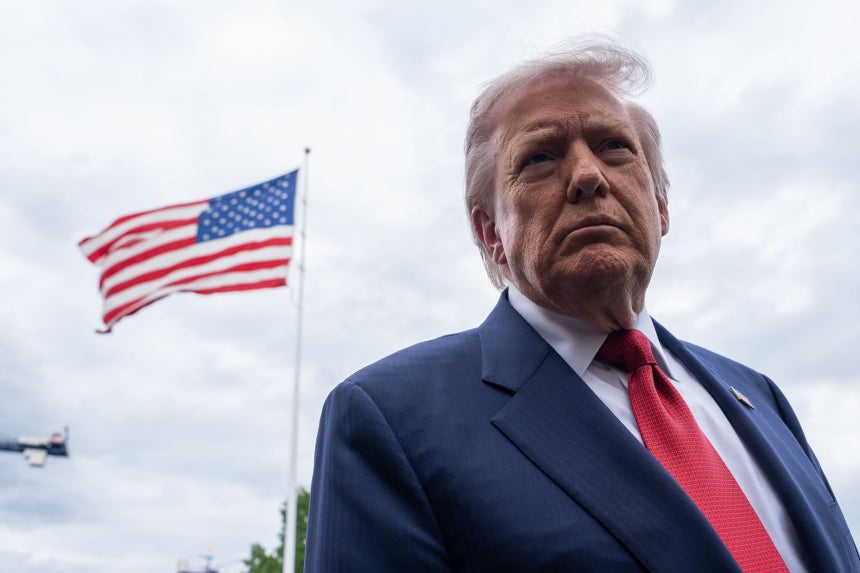 トランプ米大統領が8日、移動中に取材陣に発言している。［写真 EPA＝聯合ニュース］