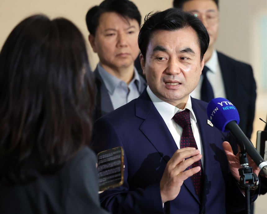 韓国の安圭佰（アン・ギュベク）国防部長官が10日午前、米国のピート・ヘグセス国防長官（戦争長官）との会談のために、仁川（インチョン）国際空港第2ターミナルからワシントンD．Cに向けて出国する直前に取材陣のインタビューに応じている。安長官は11日（現地時間）、ワシントンD．Cでヘグセス国防長官との会談をはじめ、米国海軍省長官代行、上院軍事委員長および幹事、海洋力小委員長など米側政府や議会の要人と会う予定だ。 ニュース1