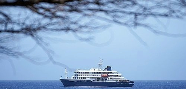 カーボベルデの領海に停泊中のクルーズ船「MVホンディウス」。AP＝聯合ニュース