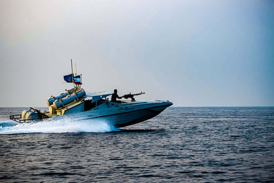   武装ボートで海上訓練をするイスラム革命防衛隊。［写真 EPA＝聯合ニュース］