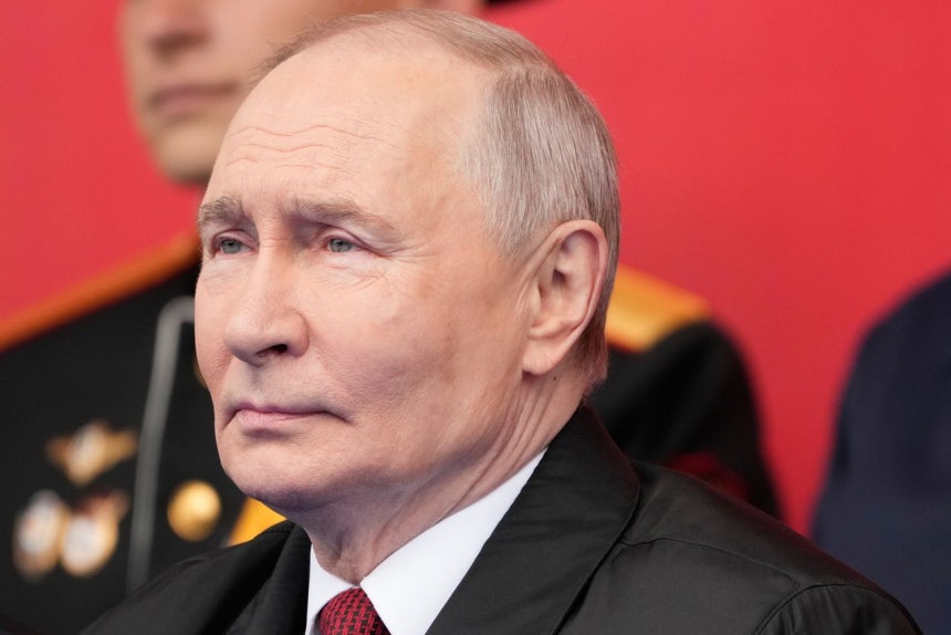 9日（現地時間）、ロシア・モスクワの赤の広場で開かれた第81周年戦勝記念日の軍事パレードに出席したプーチン大統領 ［AP＝聯合ニュース］