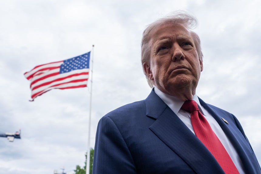 ドナルド・トランプ米国大統領が8日、ワシントンD．C．のホワイトハウスからバージニア州スターリングへ移動する前に取材陣と会談している。EPA＝聯合ニュース