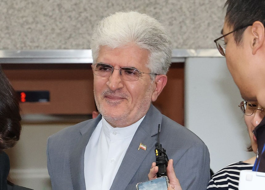 サイード・クーゼチ駐韓イラン大使が10日午後、ソウルの外交部庁舎を出てきた。この日外交部は、ホルムズ海峡に停泊中の貨物船と関連し政府合同調査団が現場調査を8日に実施したとし、「調査の結果4日に未詳の飛翔体が貨物船の船尾を打撃したことが確認された」と話した。［写真 ニュース1］