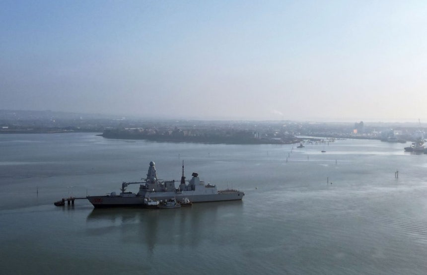 英海軍駆逐艦「HMSドラゴン」が3月4日（現地時間）、英南部ポーツマス海軍基地近隣に停泊している。 ［AFP＝聯合ニュース］