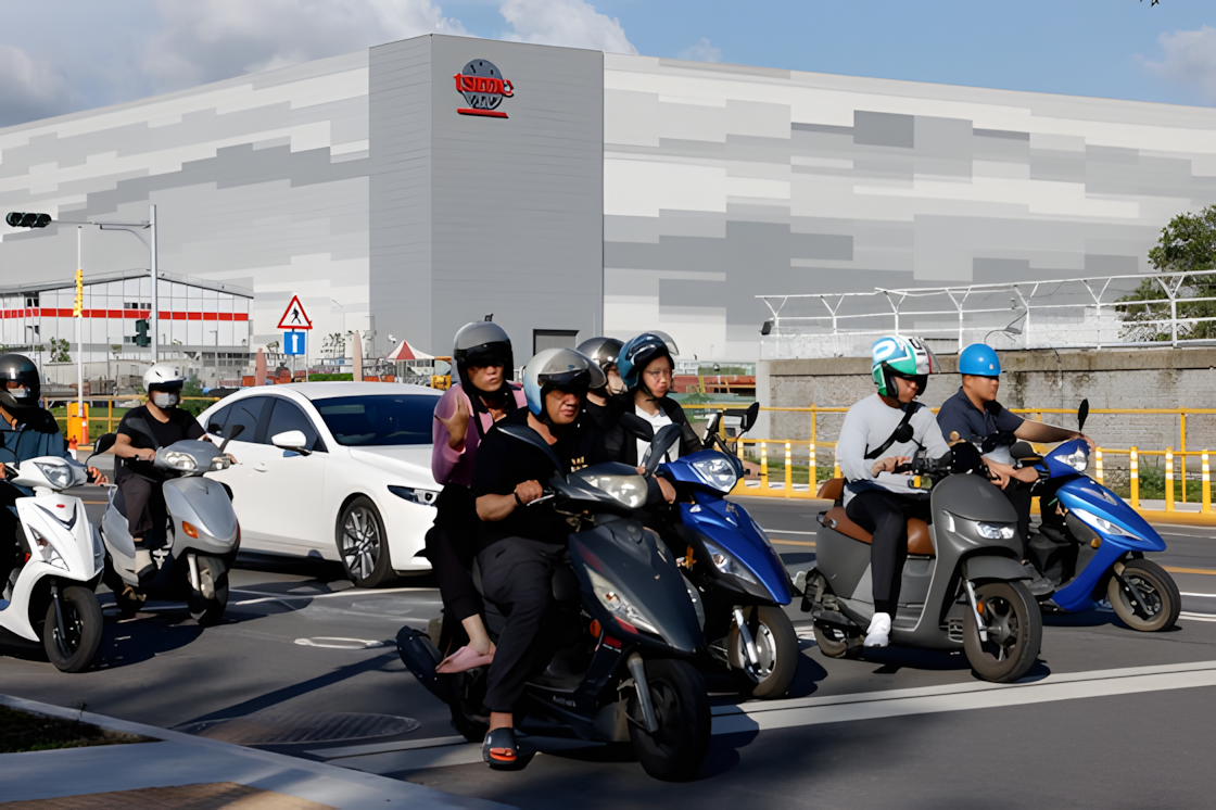 昨年6月台湾・高雄のTSMC半導体生産工場の前を通り過ぎるTSMCの労働者。［写真 ロイター＝聯合ニュース］