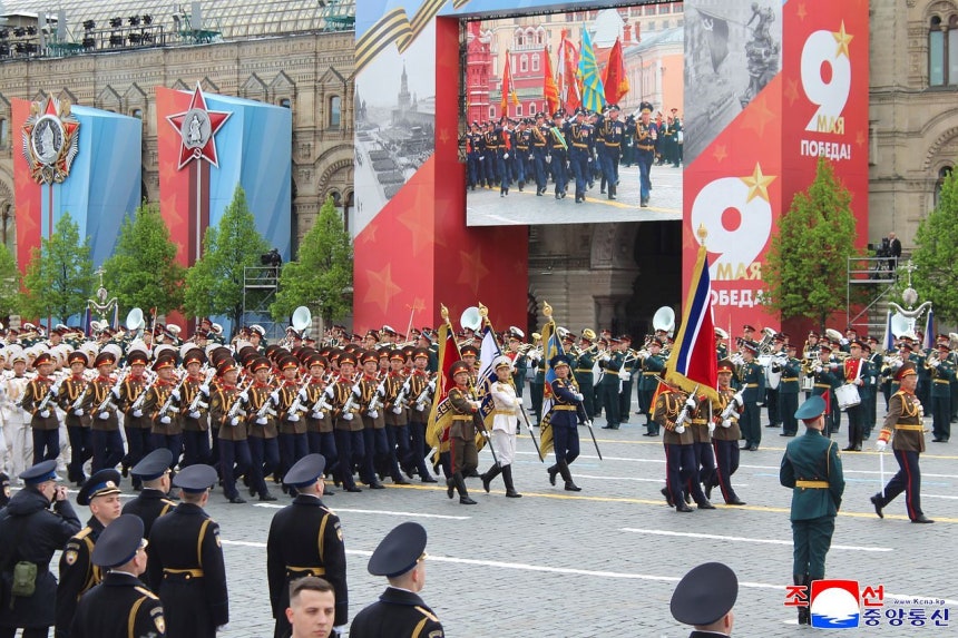 9日（現地時間）、ロシア・モスクワの赤の広場で開かれた第2次世界大戦勝利記念日の軍事パレードで、人共旗を掲げた北朝鮮軍が行進している。 ［朝鮮中央通信＝聯合ニュース］