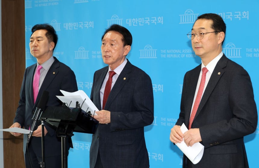 左から「国民の力」所属の国会外交統一委員会金起炫議員、金碩基委員長、金健幹事。［写真 聯合ニュース］