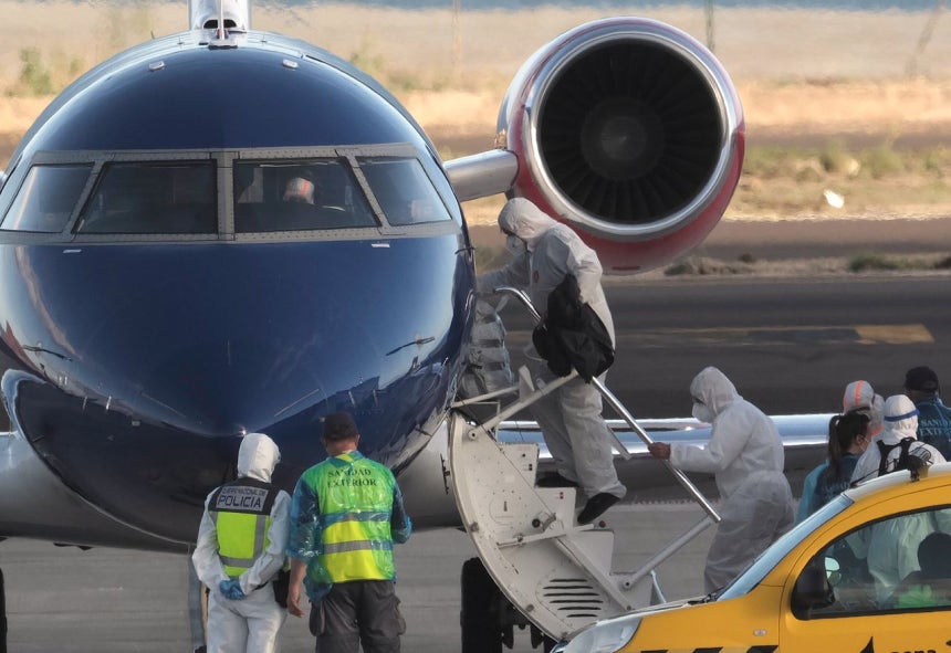   オランダ行きの航空機に乗り込むMVホンディウスの乗客。AP＝聯合ニュース