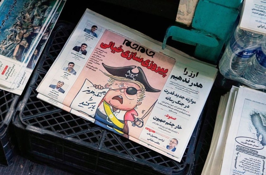 10日（現地時間）、イラン・テヘランの売店に、海賊の姿をしたトランプ米大統領が「ホルムズ海峡を開け」と言う風刺漫画を1面に掲載した新聞が陳列されている。［AP＝聯合ニュース］