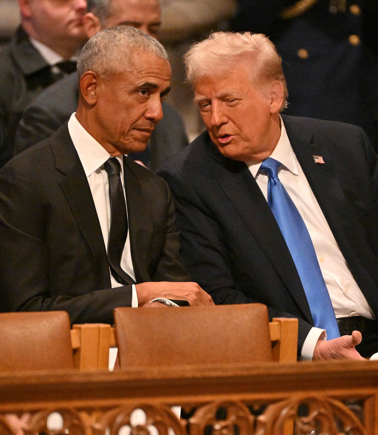   オバマ元大統領と言葉を交わすトランプ氏 ［AFP＝聯合ニュース］