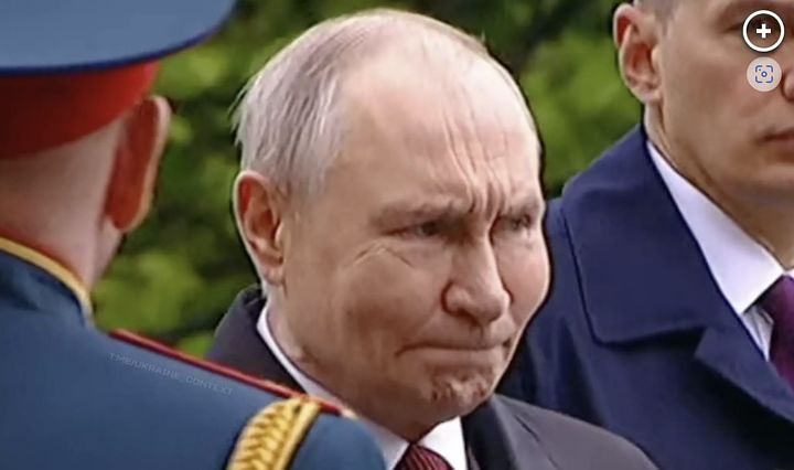    戦勝記念日の軍事パレードに出席したプーチン大統領のむくんだ顔とひどく衰えた姿。［写真 ロシア大統領府公式ホームページ］