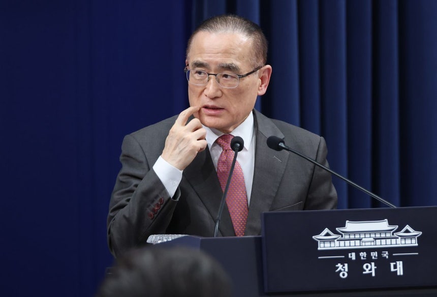 魏聖洛（ウィ・ソンラク）国家安保室長が11日、青瓦台記者会見場でHMMナム号関連の記者懇談会を準備している。［聯合ニュース］