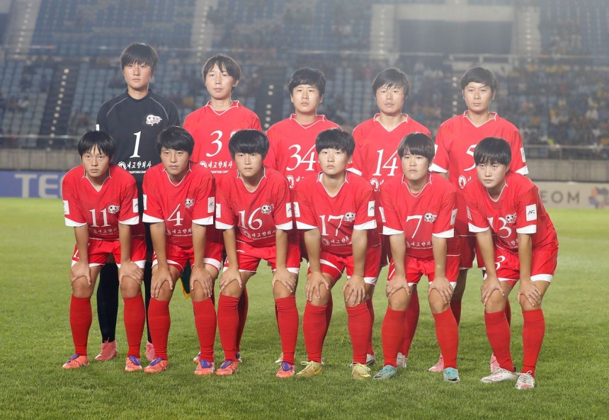 2025年11月15日、ミャンマー・ヤンゴンで開かれたアジアサッカー連盟（AFC）女子チャンピオンズリーグ（AWCL）のISPE（ミャンマー）との試合前にポーズをとる北朝鮮のネゴヒャン女子サッカー団のメンバー。EPA、聯合ニュース