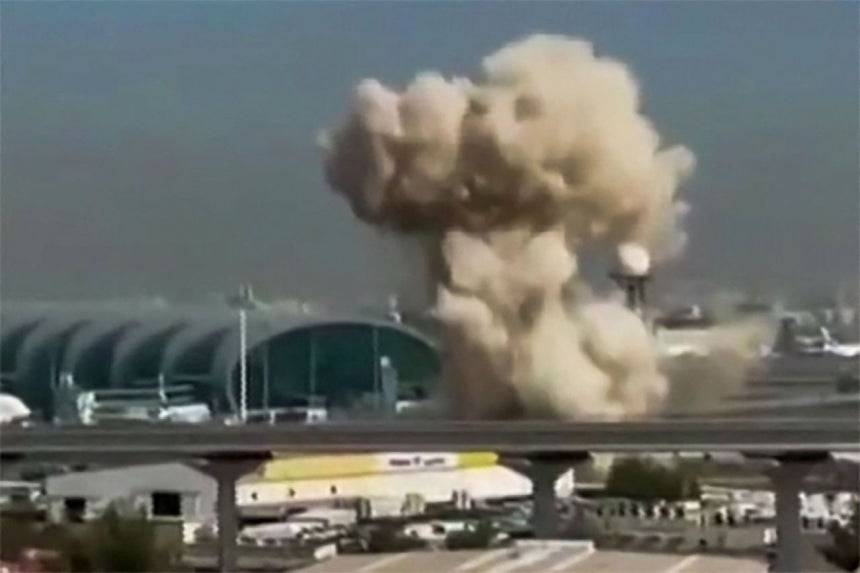 3月7日、アラブ首長国連邦（UAE）のドバイ空港がイランのドローンによる攻撃を受け、煙が立ち上る様子。AFP＝聯合ニュース
