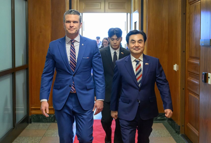 国防部の安圭佰長官が11日に米国防総省でヘグセス米国防長官と会い会談場に移動している。［写真 韓国国防部］