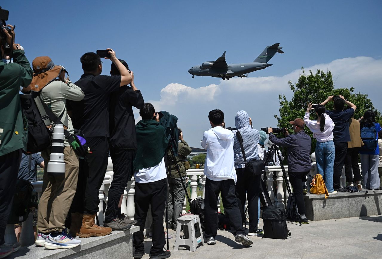 11日、北京首都国際空港に米空軍の輸送機C－17が着陸している。ドナルド・トランプ米国大統領は5月13日から15日まで中国を訪問し、イラン問題や貿易問題などの懸案を習近平中国国家主席と議論する予定だ。AFP＝聯合ニュース