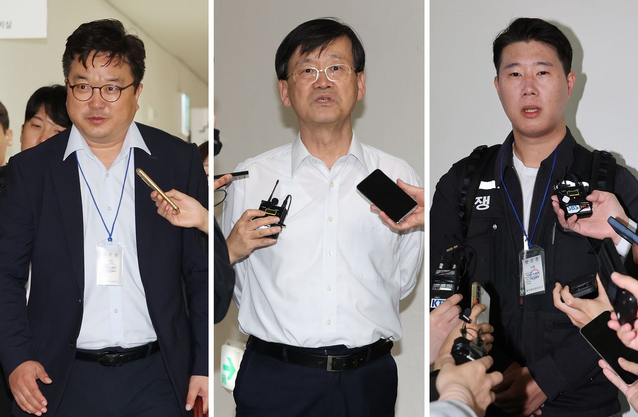 サムスン電子の労使は12日、政府世宗（セジョン）庁舎の中央労働委員会で開かれた第2次事後調整会議で、政府の仲介の下、成果給をめぐる対立について最後の交渉を行っている。この日、第2次事後調整会議に出席するサムスン電子側の代表交渉委員である金亨魯（キム・ヒョンロ）副社長（左）と、超企業労組サムスン電子支部のチェ・スンホ委員長（右）。前日の第1次事後調整会議の会場の外で取材陣の質問に答えるファン・ギドン中央労働委員会準常勤調整委員（中央）。［聯合ニュース］