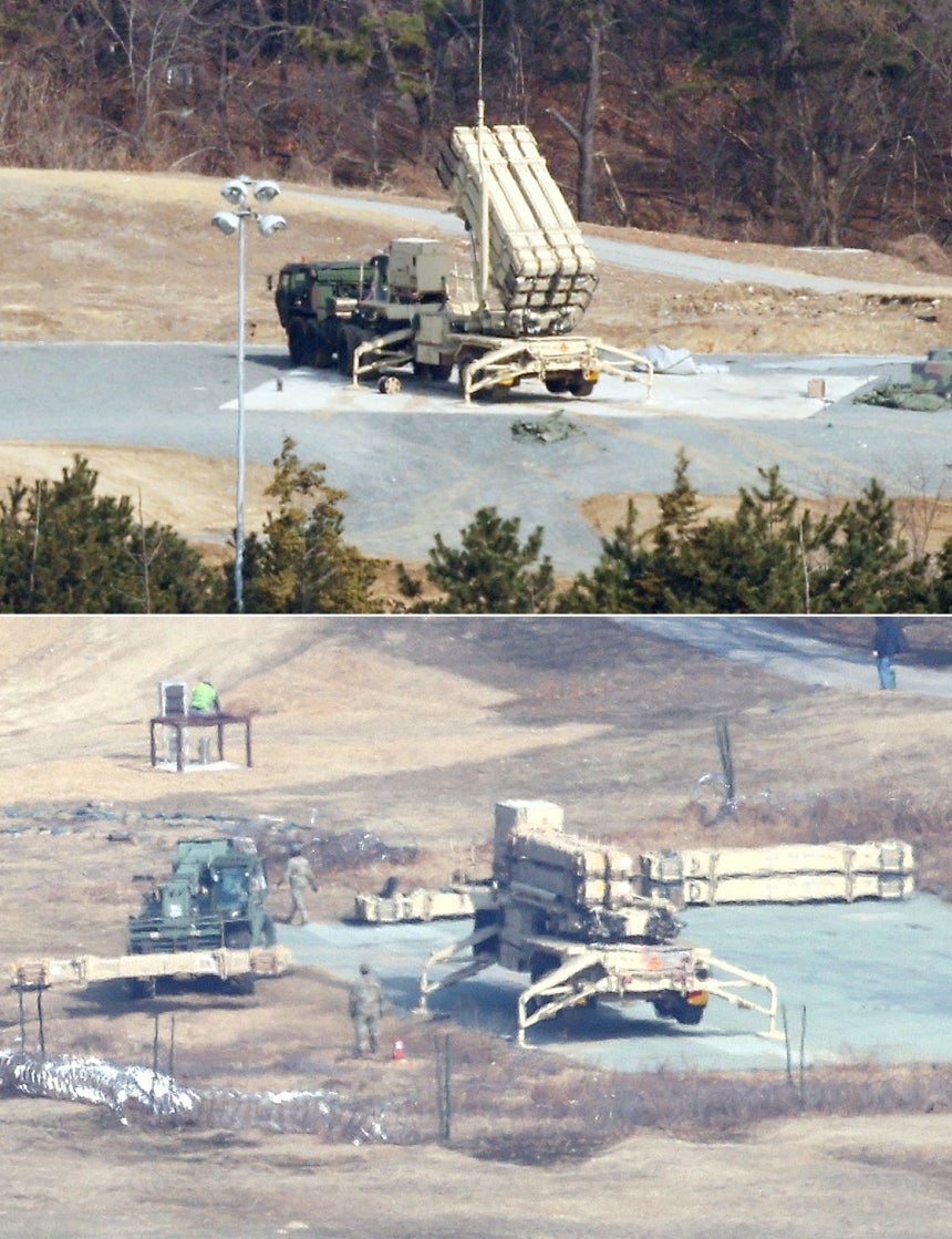 3月10日、米国防総省が韓国に配置されたTHAAD（高高度ミサイル防衛体系）の一部を中東地域に移動させているという報道が出た中、5日、慶尚北道星州郡（キョンサンブクド・ソンジュグン）の米軍THAAD基地で防空武器発射台の解体作業（写真下）が進められている。同時刻、別の発射台（写真上）は準備態勢を整えた姿だ。聯合ニュース