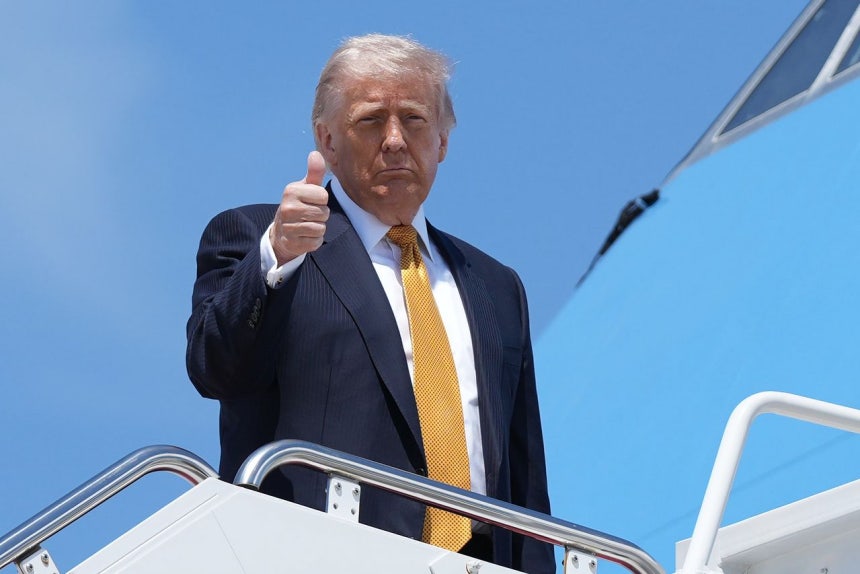 トランプ大統領が12日、中国訪問に向けアンドルーズ統合基地で専用機に乗り込みながら親指を立てている。［写真 AP＝聯合ニュース］