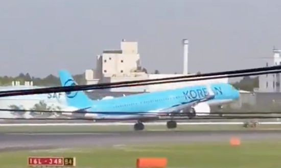   急変風にあおられた大韓航空の機体。［写真 X キャプチャー］