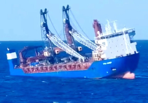 北朝鮮側に引き渡す原子力潜水艦（原潜）の原子炉部品を積載していた疑惑がもたれているロシアの貨物船「ウルサ・マヨール」。［写真 スペイン紙「ラ・ベルダード」 キャプチャー］