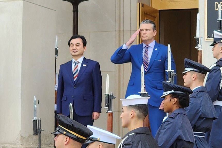 韓国国防部の安圭佰（アン・ギュベク）長官とピート・ヘグセス米国防長官が11日（現地時間）、ワシントンDC近郊の米国防総省で開かれた韓米国防相会談に向けて会い、両国国歌の演奏を聞いている。［聯合ニュース］