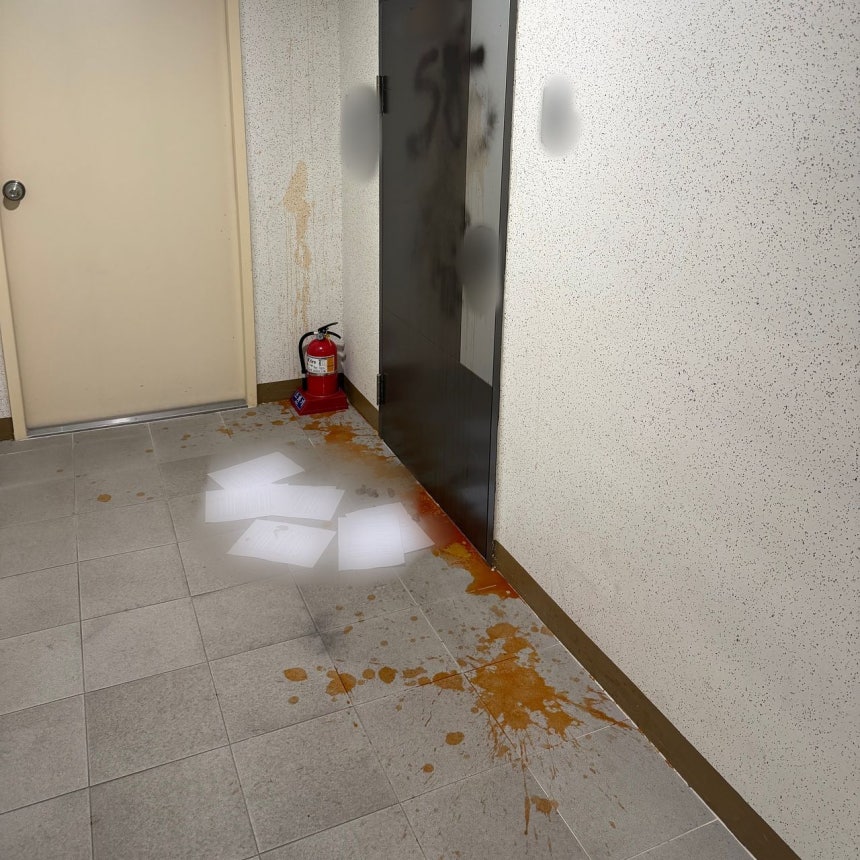   今年1月、首都圏に住むAさん宅に人糞とビラがまかれた様子。［写真 読者提供］