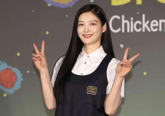 韓国女優のキム・ユジョンがVサインのポーズをしている。※本記事とは直接関係ありません。聯合ニュース