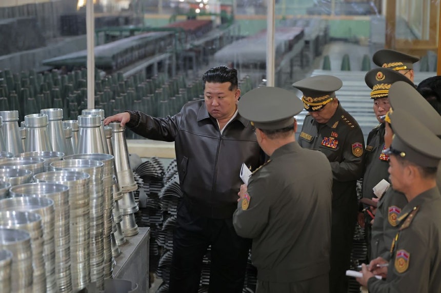 11日、北朝鮮の金正恩（キム・ジョンウン）国務委員長が軍幹部らと共に迫撃砲・榴弾砲弾および銃弾生産工場を視察する様子。労働新聞、ニュース1
