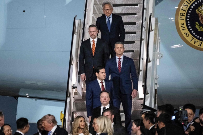 ドナルド・トランプ米国大統領が13日夜（現地時間）、中国・北京の首都国際空港に到着し、韓正・中国国家副主席らから歓迎を受けている。トランプ大統領に続いて次男のエリック・トランプ氏と妻のララ・トランプ氏、テスラ（Tesla）のイーロン・マスク最高経営責任者（CEO）、マルコ・ルビオ国務長官、ピート・ヘグセス国防長官、ジェミソン・グリア米国通商代表部（USTR）代表、エヌビディア（NVIDIA）のジェンスン・フアンCEOの姿が見える。AFP＝聯合ニュース