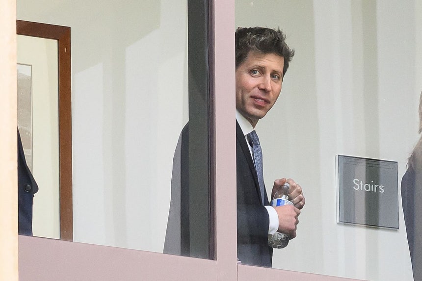 オープンAIのサム・アルトマンCEOが12日に行われた裁判で、休廷時間に裁判所内の廊下を歩いている。［写真 AFP＝聯合ニュース］