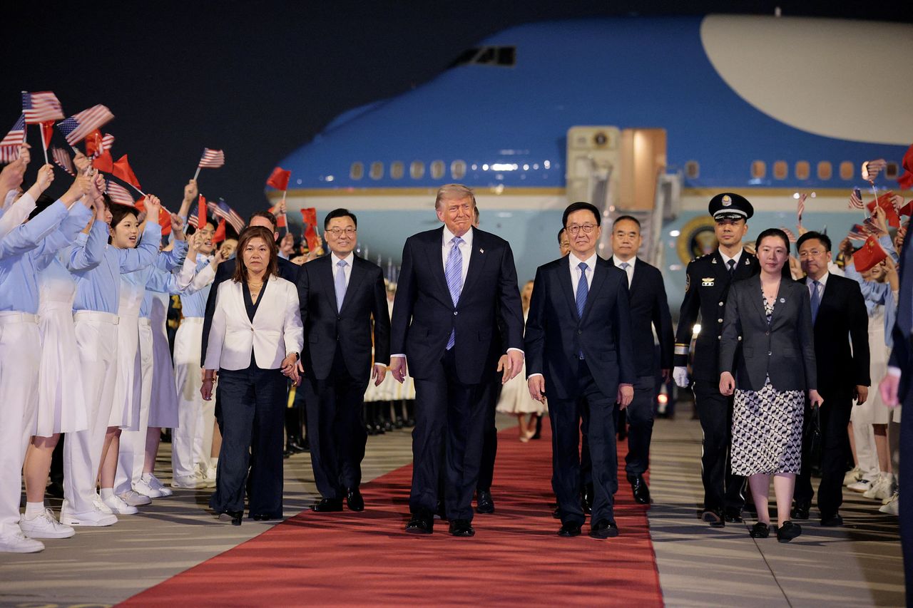  北京に到着したトランプ大統領。ロイター＝聯合ニュース