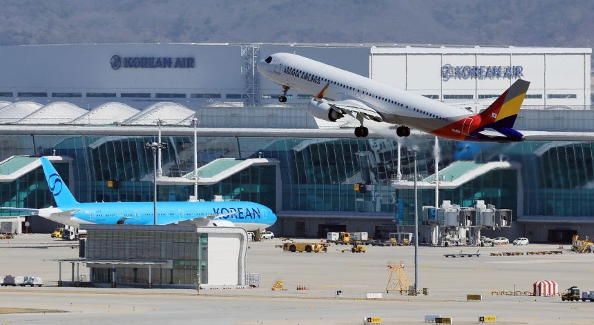 仁川国際空港で航空機が離陸している。 ［ニュース1］