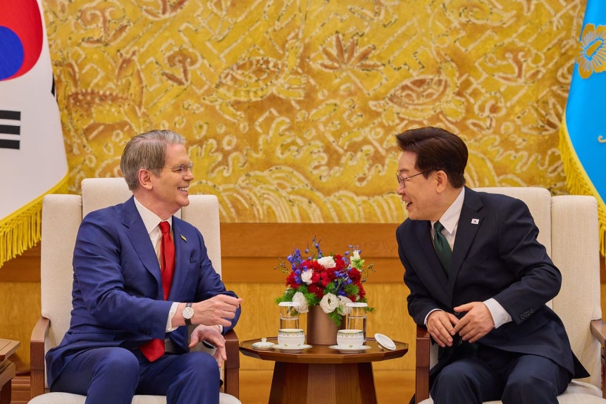 13日、青瓦台で訪韓中のベッセント米財務長官と会談する李在明（イ・ジェミョン）大統領 ［写真 青瓦台］