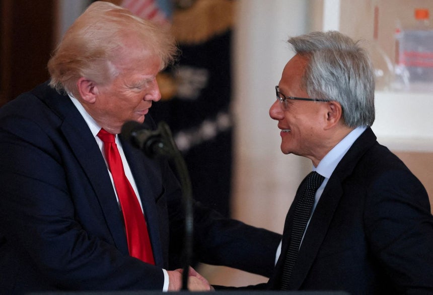  昨年4月30日に米ワシントンで開かれた行事でエヌビディアのジェンスン・フアンCEO（左）とトランプ米大統領が握手している。［写真 ロイター＝聯合ニュース］