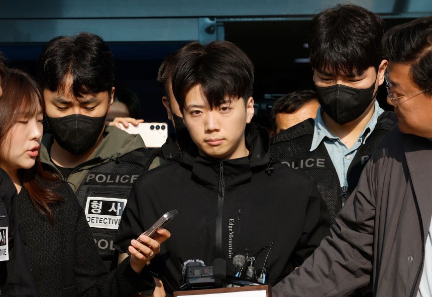 こどもの日に光州（クァンジュ）都心で面識のない女子高校生を殺害し、殺人・殺人未遂などの容疑を受けているチャン・ユンギ容疑者（23）が14日午前、光州西部警察署から検察に送致されている。チャン容疑者はこの日、光州では初めて身元情報が公開された。［ニュース1］