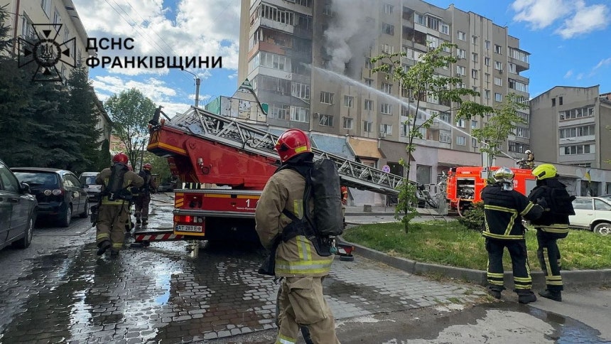 13日（現地時間）、ウクライナ西部イワノフランキフスクで、消防隊員がロシアのドローン攻撃を受けた建物で消火活動をする場面を撮影したウクライナ消防当局の写真。 ［ロイター＝聯合ニュース］