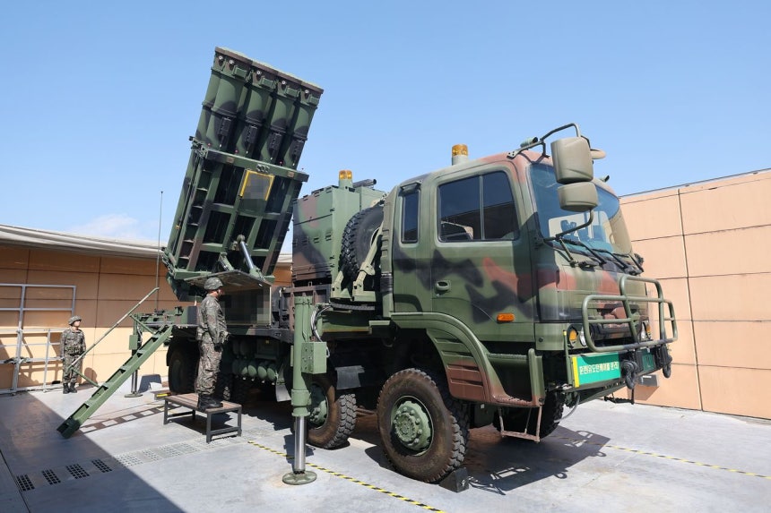 空軍は13日、慶尚南道泗川（サチョン）の空軍基地でKF－21戦闘機の試験飛行と天弓防空部隊の模擬訓練を公開した。 ［写真共同取材団］
