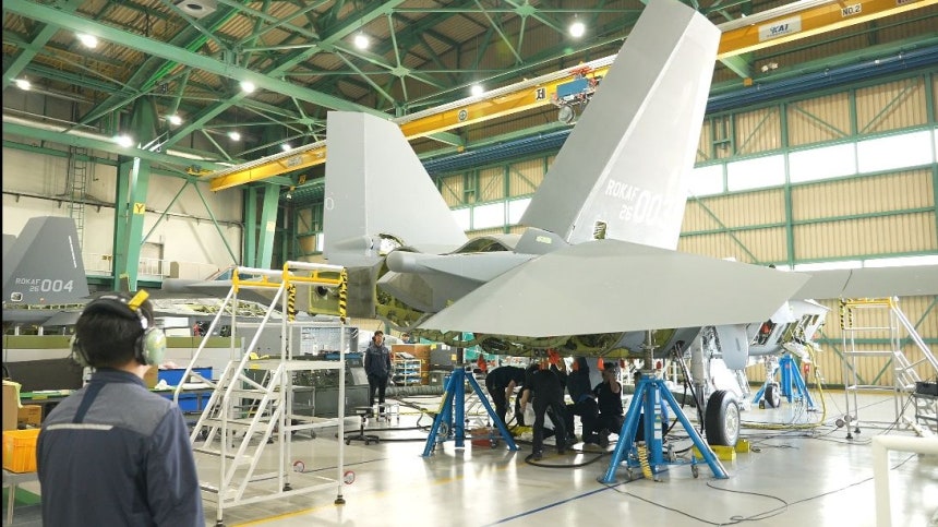 空軍は13日、慶尚南道泗川（サチョン）の空軍基地でKF－21戦闘機の試験飛行と天弓防空部隊の模擬訓練を公開した。 ［写真共同取材団］