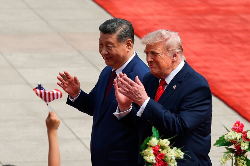 14日（現地時間）、ドナルド・トランプ米国大統領（右）と習近平中国国家主席が中国・北京の人民大会堂で歓迎式に出席している。AP＝聯合ニュース