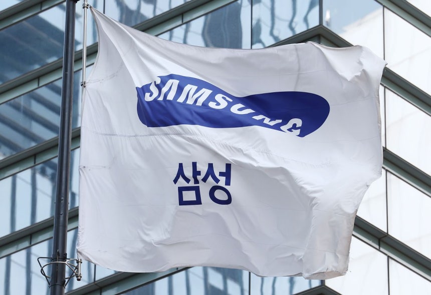ソウル瑞草区のサムスン電子本社社屋にサムスングループ旗が風にはためいている。［写真 ニュース1］