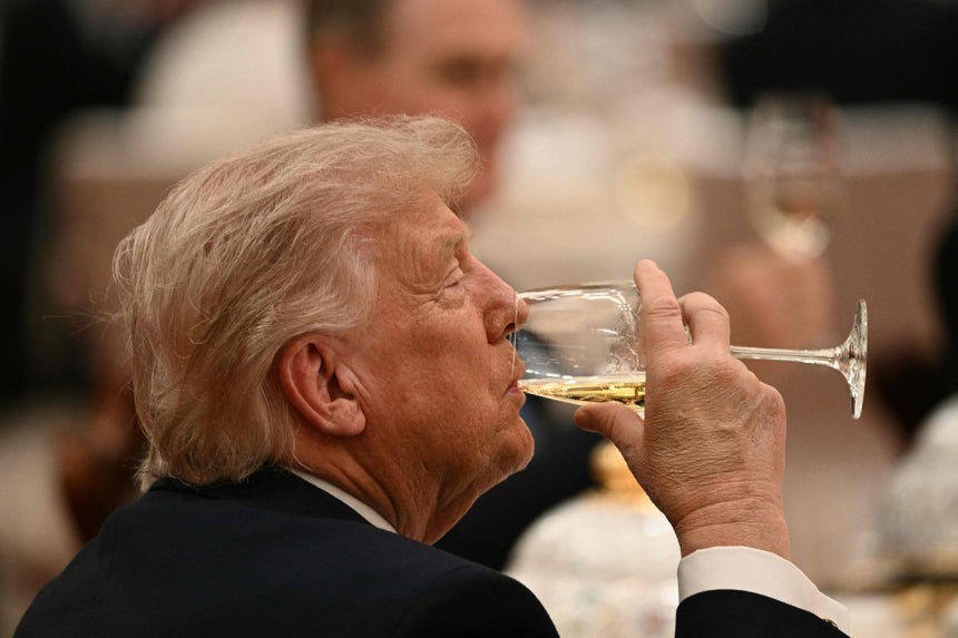 ドナルド・トランプ米国大統領が14日、中国・北京の人民大会堂で開かれた米中首脳会談の国賓晩餐会で杯に口をつけている。乾杯の酒が中国の「長城ワイン」であることが分かり、禁酒家として知られるトランプ大統領の飲酒の有無を巡る推測が出たが、確認されなかった。AFP＝聯合ニュース