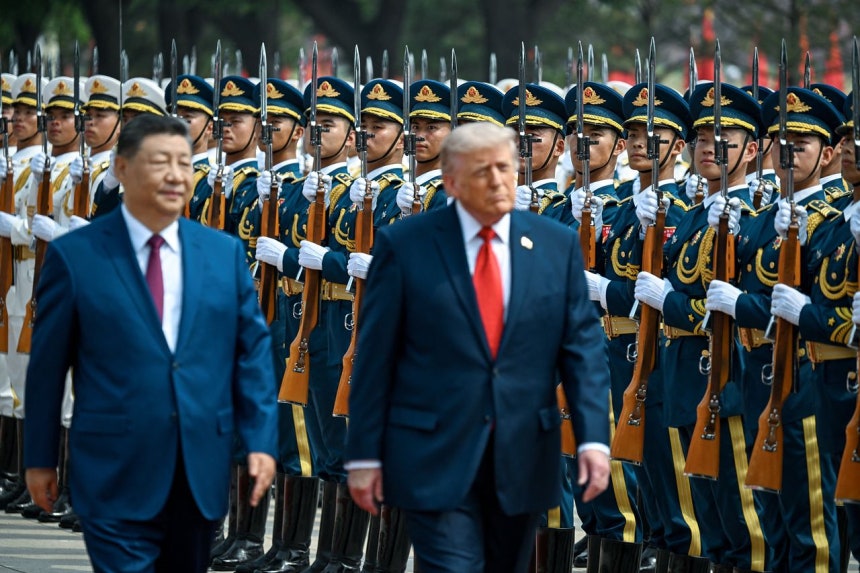 ドナルド・トランプ米国大統領（前列右）が14日（現地時間）、中国・北京の人民大会堂前で習近平中国国家主席と共に軍儀仗隊を査閲している。ロイター＝聯合ニュース