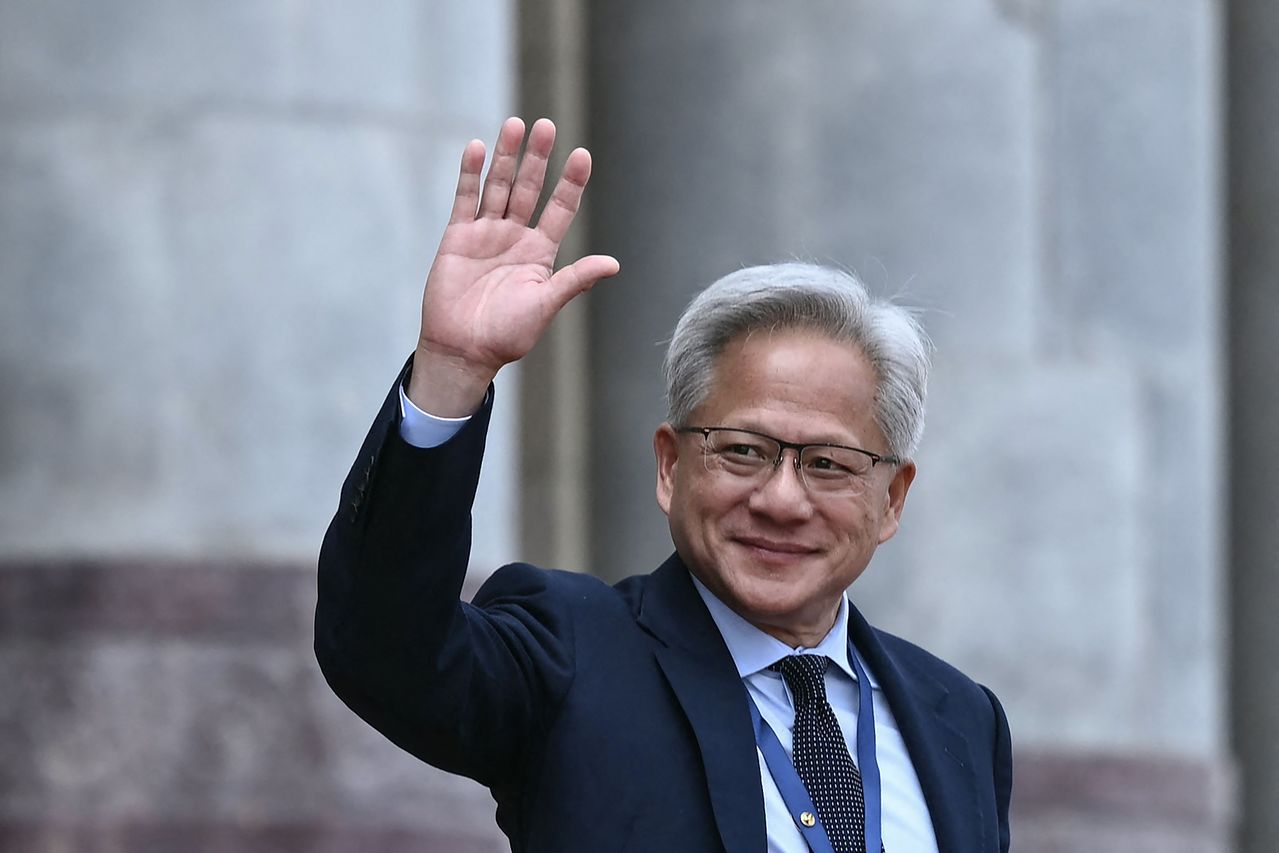 エヌビディア（NVIDIA）のジェンスン・フアン最高経営責任者（CEO）が14日、中国・北京の人民大会堂で開かれたドナルド・トランプ米国大統領の歓迎式後、手を振っている。AFP＝聯合ニュース