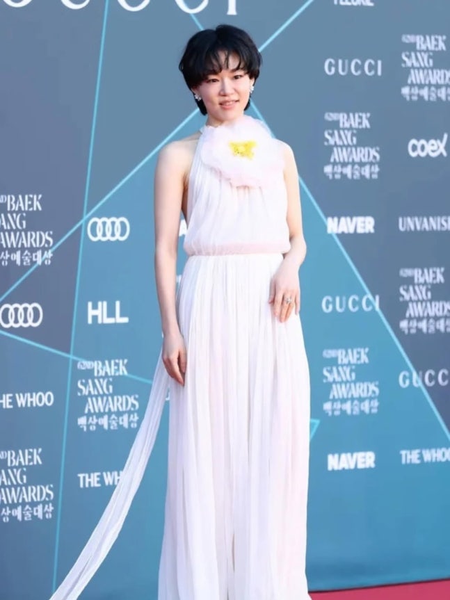  女優ハン・イェリの百想芸術大賞レッドカーペットドレス。［SNS キャプチャー］